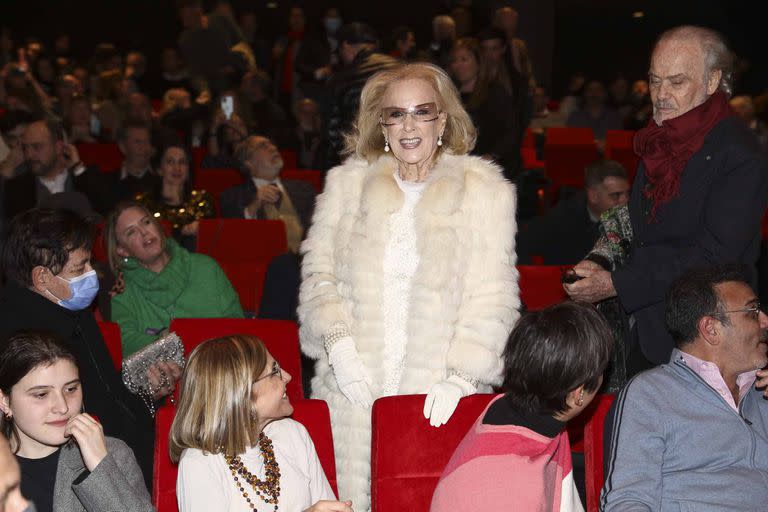 “Es un orgullo para la ciudad que se inaugure un teatro”, dijo Mirtha Legrand antes de ingresar a la sala