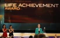 Carol Burnett accepts the Life Achievement Award as presenters Tina Fey (L) and Amy Poehler applaud at the 22nd Screen Actors Guild Awards in Los Angeles, California January 30, 2016. REUTERS/Lucy Nicholson