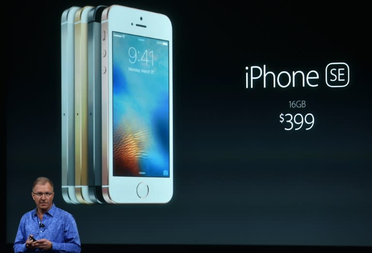 Gregory Joswiak, vicepresidente de Apple, presenta el iPhone SE en Cupertino, California, el 21 de marzo de 2016. Foto: AFP. 