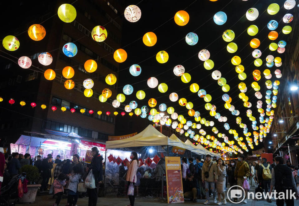 永樂市場外懸掛五彩燈籠增添節慶氣氛。   圖：張良一/攝
