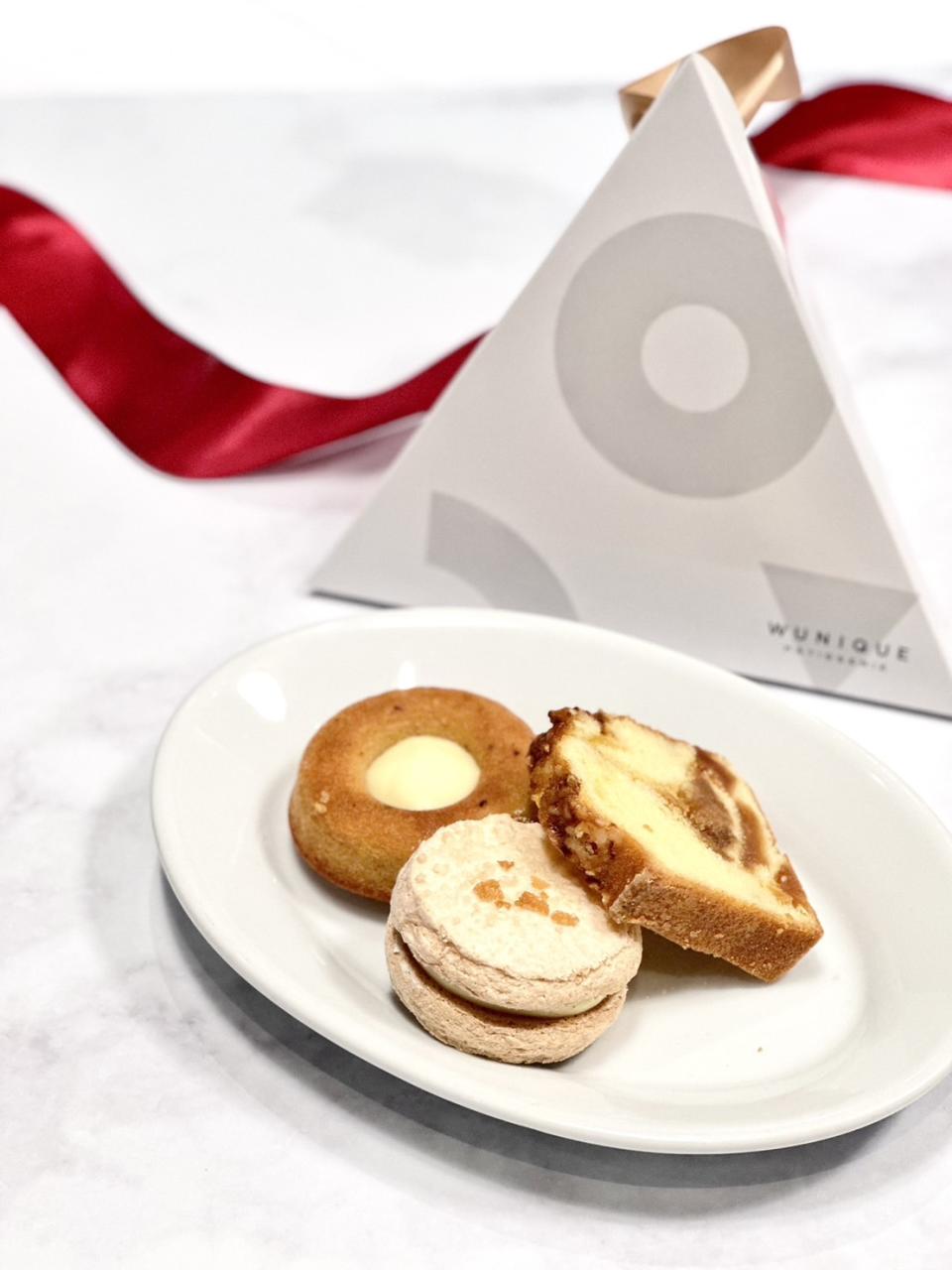 「WUnique Pâtisserie」聯名甜點禮盒中包含「肉桂蘋果磅蛋糕」、「起司雙重奏費南雪」及「香蕉派達克瓦茲」3款甜點。