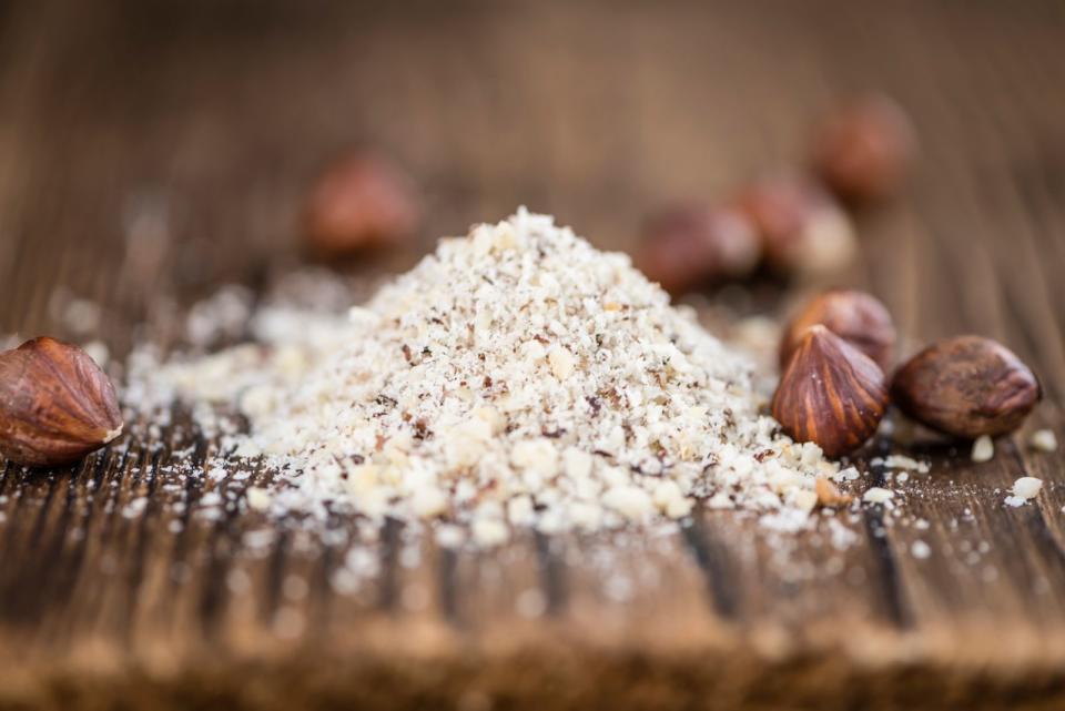 Folgende Zutaten benötigen Sie für einen veganen Gewürzkuchen: 300 Gramm Weizenmehl, 300 Gramm Zucker, 150 Gramm gemahlene Haselnüsse, ein Päckchen Backpulver, 15 Gramm Lebkuchengewürz, 25 Gramm ungesüßtes Kakaopulver, 130 Gramm Sonnenblumenöl sowie 300 Gramm Orangensaft. (Bild: iStock / HandmadePictures)