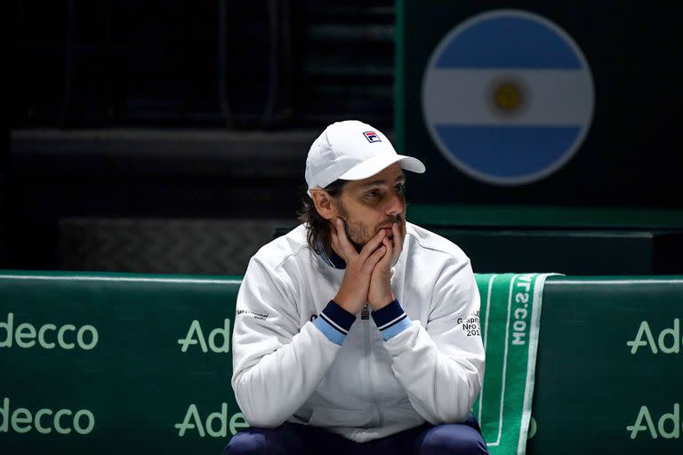 El capitán argentino Gaston Gaudio asiste al partido de tenis individual entre el argentino Guido Pella y el alemán Philipp Kohlschreiber en la Copa Davis Madrid Finals 2019 en Madrid el 20 de noviembre de 2019.