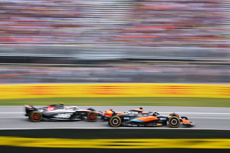MONTREAL, QUEBEC - JUNE 18: Oscar Piastri of Australia driving the (81) McLaren MCL60 Mercedes and Nico Hulkenberg of Germany driving the (27) Haas F1 VF-23 Ferrari battle for position during the F1 Grand Prix of Canada at Circuit Gilles Villeneuve on June 18, 2023 in Montreal, Quebec.   Dan Mullan/Getty Images/AFP (Photo by Dan Mullan / GETTY IMAGES NORTH AMERICA / Getty Images via AFP)