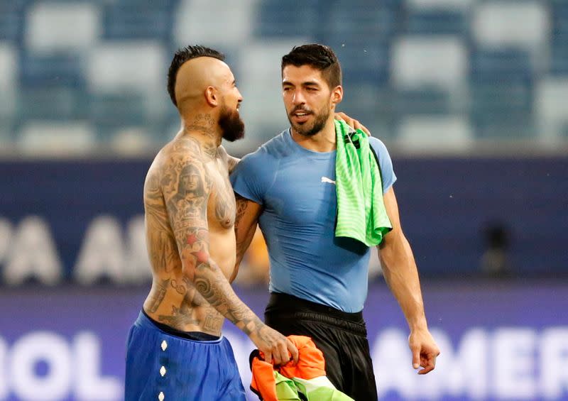 El chileno Arturo Vidal y el uruguayo Luis Suarez tras un partido por el Grupo A de ña Copa América 2021.