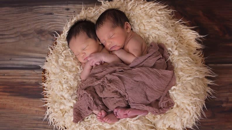  2姊妹同天產子發現寶寶長一樣，姐姐這才發現原來試管嬰兒的捐精者是妹夫。（圖／翻攝自pixabay）