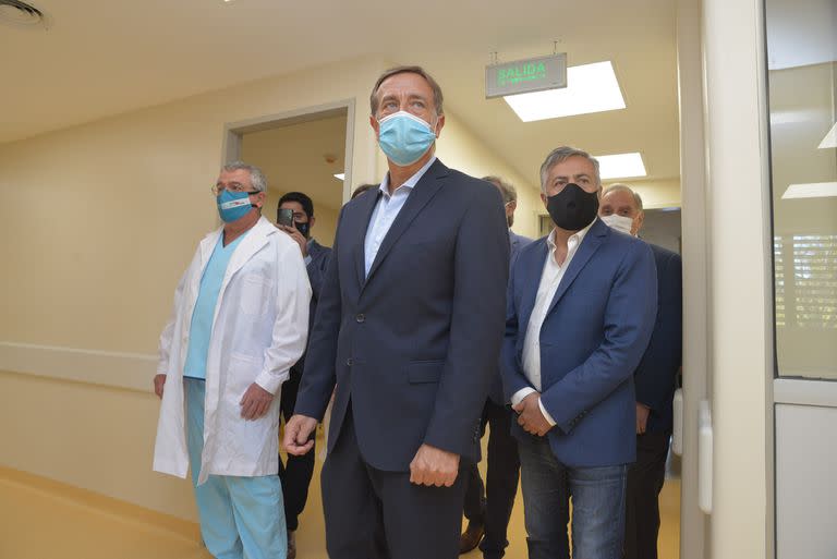 El gobernador mendocino Rodolfo Suarez inauguró obras en el Hospital Teodoro J. Schestakow, en San Rafael. Lo acompaño el titular de la UCR nacional, Alfredo Cornejo.