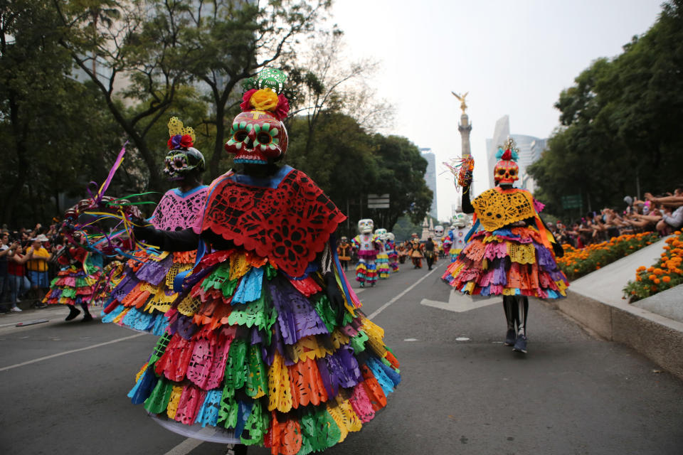 Varios participantes disfrazados caminan durante el desfile del Día de Muertos en la Ciudad de México, el sábado 29 de octubre de 2022. (AP Foto/Ginnette Riquelme)