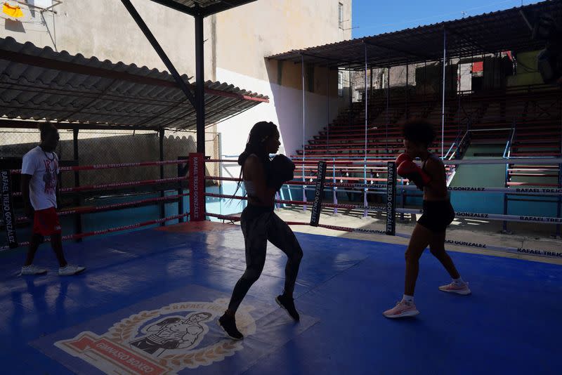 La boxeadora Idamelys Moreno pelea con Giselle García durante un entrenamiento en La Habana, Cuba