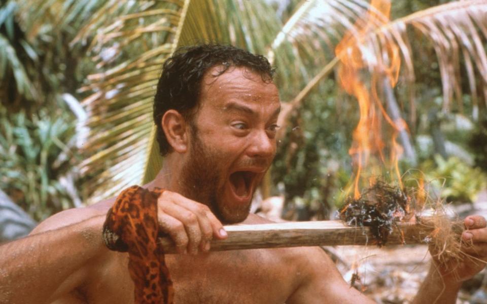 "Ich habe Feuer gemacht!" freut sich ein fast nackter Tom Hanks in "Cast Away - Verschollen" (2000). In der Robinsonade träumt er aber nicht von der einsamen Insel - er will nur weg von ihr: Nach einem Flugzeugabsturz landet er mitten im Nirgendwo und versucht verzweifelt, das trostlose Eiland wieder zu verlassen. Zum Glück hat er den Ball Wilson als Gefährten ... (Bild: UIP)