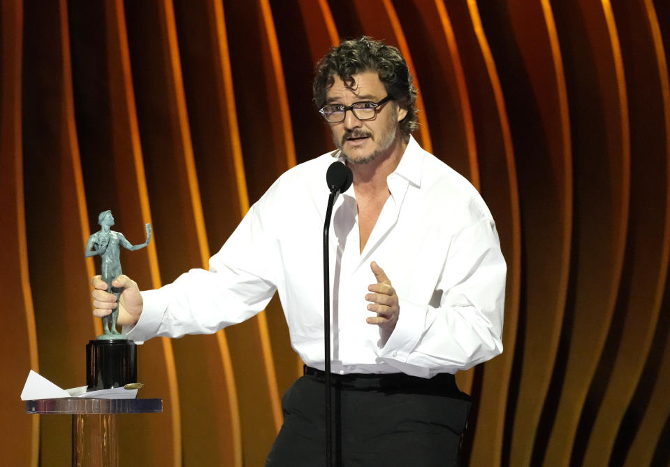 Pedro Pascal recibe el premio a mejor actor en una serie de drama por "The Last of Us" en la 30a entrega anual de los Premios SAG del Sindicato de Actores de la Pantalla el sábado 24 de febrero de 2024 en el Shrine Auditorium en Los Ángeles. (Foto AP/Chris Pizzello)