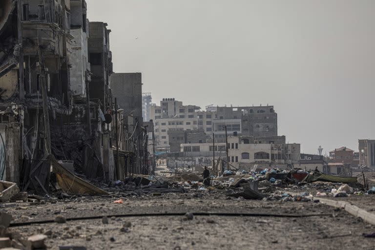 Daños en edificios provocados por los ataques aéreos israelíes en Ciudad de Gaza, el sábado 28 de octubre de  2023.