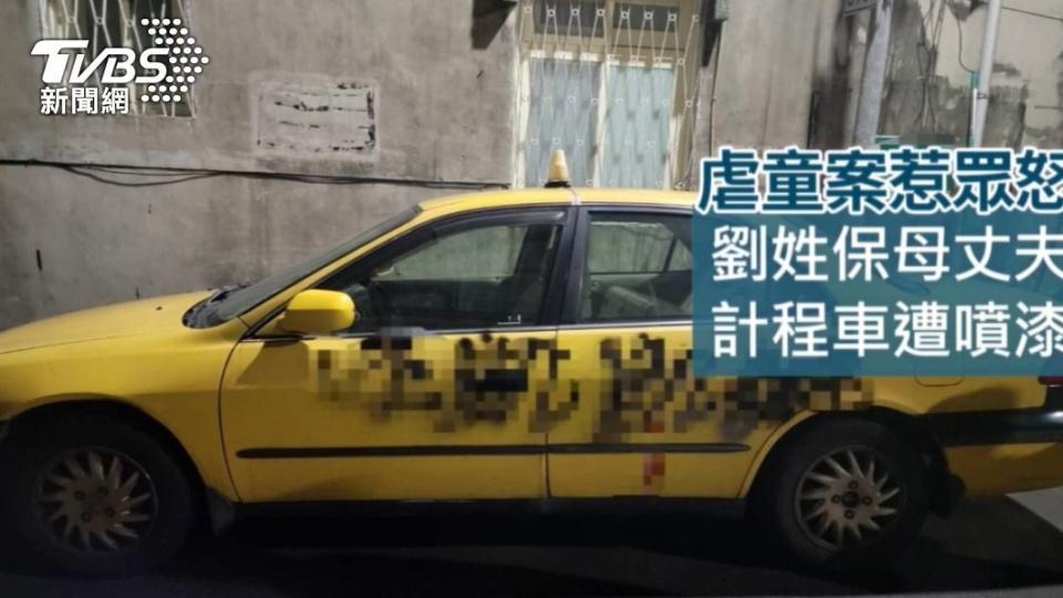 劉姓保母老公的計程車也遭噴漆。（圖／TVBS）