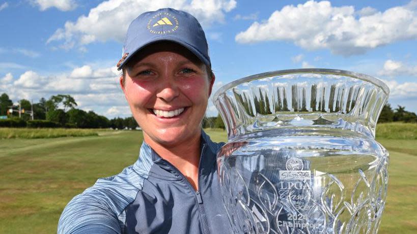 Linnea Strom with trophy