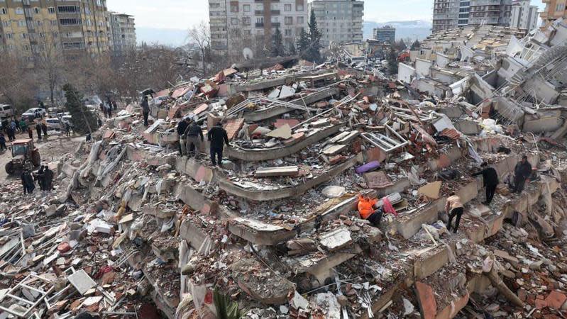 土耳其6日發生地震，至今已逾3.3萬人死亡。（翻攝@MikeSington推特）