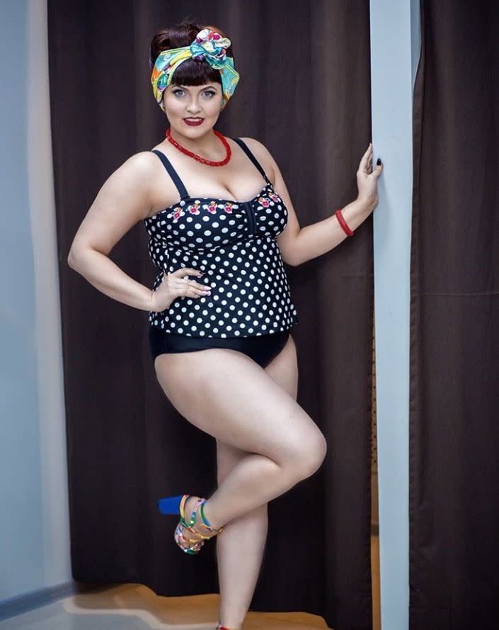 Viktoria Popova, enseignante en Russie, a été renvoyée lorsque ses supérieurs ont découvert des photos d’elle en train de faire la promotion d’une collection de maillots de bain. (Photo: Ulle Omsk)