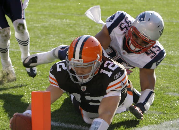 Colt McCoy scores in the Browns' 2010 win over the Patriots (AP)