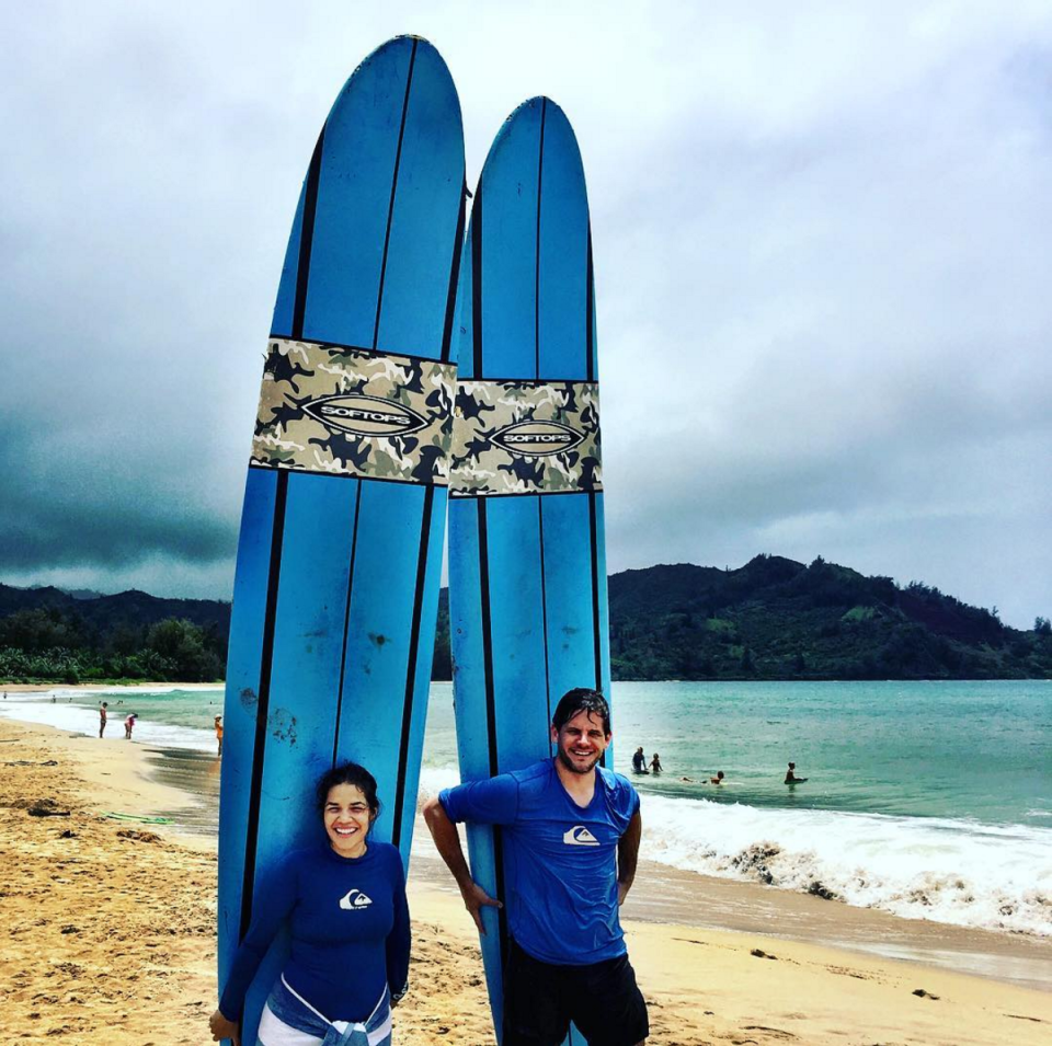 La actriz America Ferrera también aprovecha cada rato que tiene libre para hacerse una escapada al mar y practicar un poco de surf.