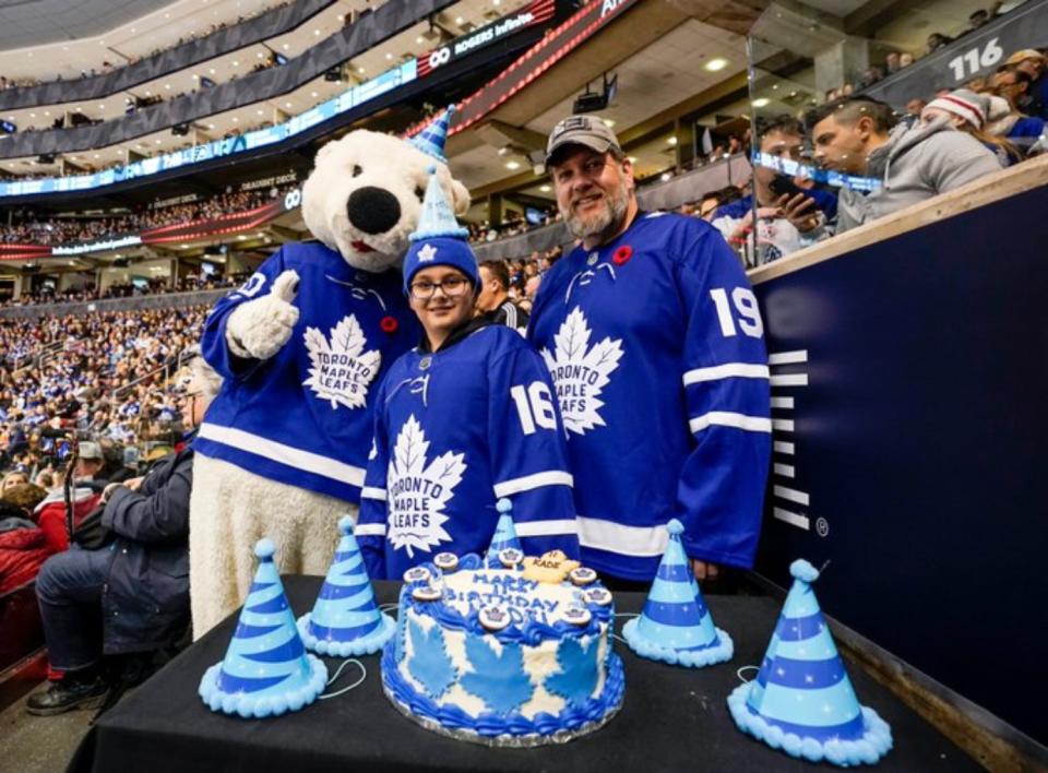 Kade Foster, el niño que cumplió su sueño después de que no recibiera ningún regalo por su cumpleaños. (Foto: Twitter / @MapleLeafs).