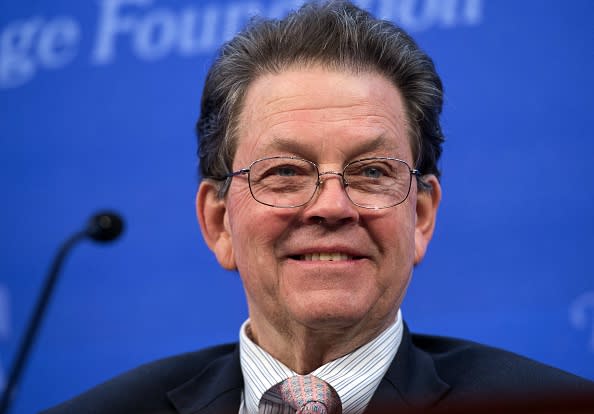 <p>Arthur Laffer è l’economista statunitense che ha profondamente condizionato la politica economica di Ronald Reagan. Per mostrare gli effetti positivi di una minore tassazione sulle finanze pubbliche, Laffer mostrò a Reagan la sua celebre curva a campana, che identifica la sua teoria economica: uno Stato non incassa nulla dal gettito fiscale se ha le tasse a zero, ovviamente, così come se le ha a 100%, perché sarebbe sconveniente l’attività economica stessa e quindi nessuno avrebbe un reddito da tassare. Ronald Reagan si fidò del suo ragionamento, abbassò le tasse e non vide calare il gettito fiscale nelle casse pubbliche. (Arthur Laffer – Getty Images) </p>