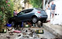 <p>El terremoto ocurrido en la madrugada de este viernes ocasionó daños en diferentes estructuras de la isla. También en tiendas, restaurantes y viviendas. Decenas de personas resultaron heridas. (FOTO: EFE) </p>