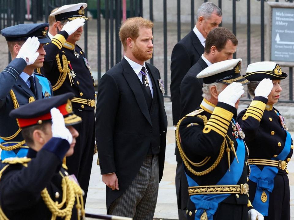 Prinz Harry salutierte nicht beim Staatsbegräbnis der Queen. (Bild: getty images /HANNAH MCKAY/POOL/AFP )