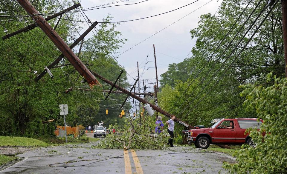 Vecinos observan lo daños en una calle de Tupelo, Mississippi, el lunes 28 de abril de 2014. Varios tornados arrasaron casas y negocios, voltearon caminones en carreteras y lesionaron a numerosas personas en Mississippi y Alabama el lunes cuando un enorme sistema de tormentas pasó por varios estados del sur del país y que ahora amenaza con más tornados, lluvias de granizo e inundaciones repentinas. (Foto APo/The Daily Mississippian, Thomas Graning)