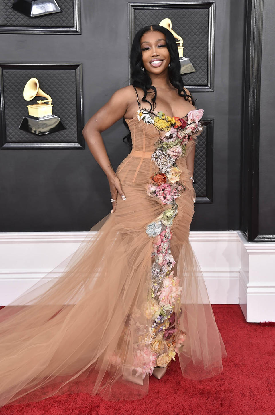 SZA Impressively Made Her Way With Crutches & 5Inch Heels to Grammy