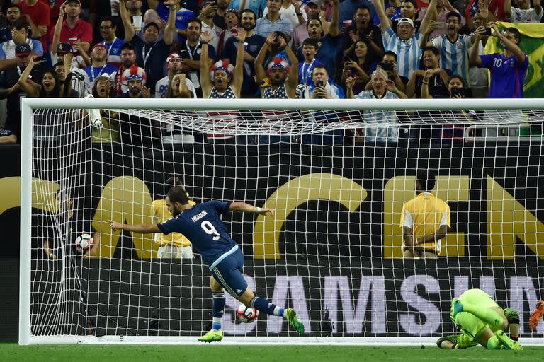 Higuaín festeja uno de sus dos goles ante Estados Unidos, en la semifinal de la Copa América Centenario 2016