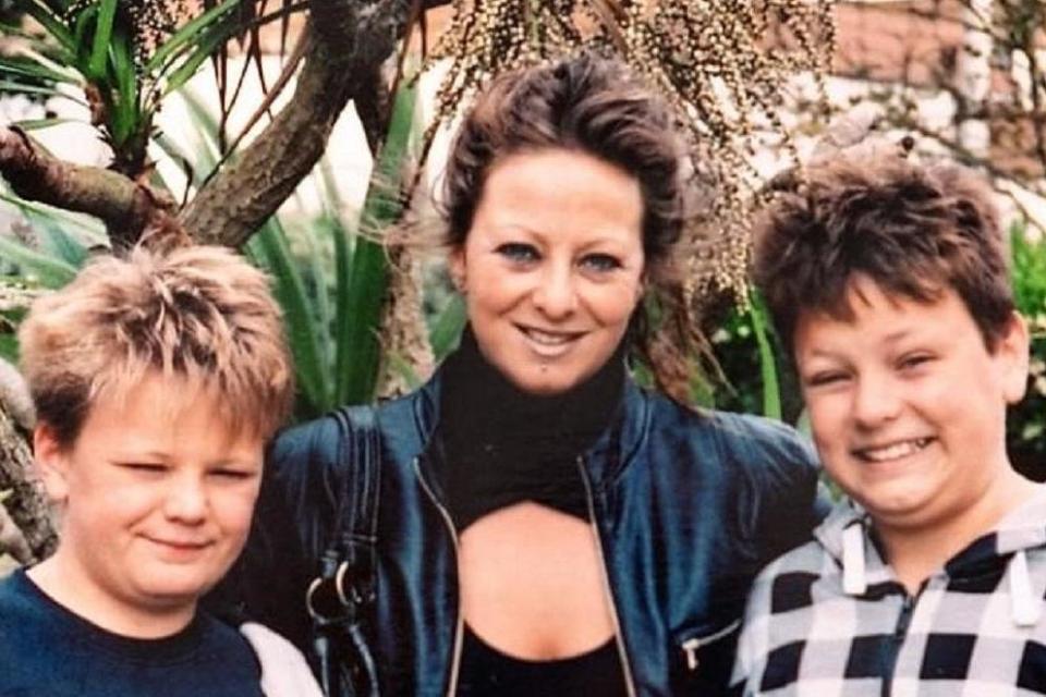 Harry Dunn (left) with his mother Charlotte Charles (centre) and twin brother Niall Dunn (right). (PA)