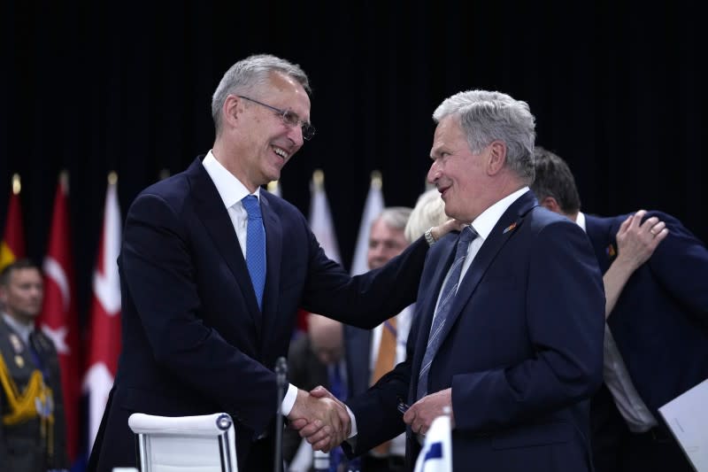 2022年6月29日，北約領導人馬德里峰會，北約秘書長史托騰伯格（左）與芬蘭總統尼尼斯托握手寒暄（AP）
