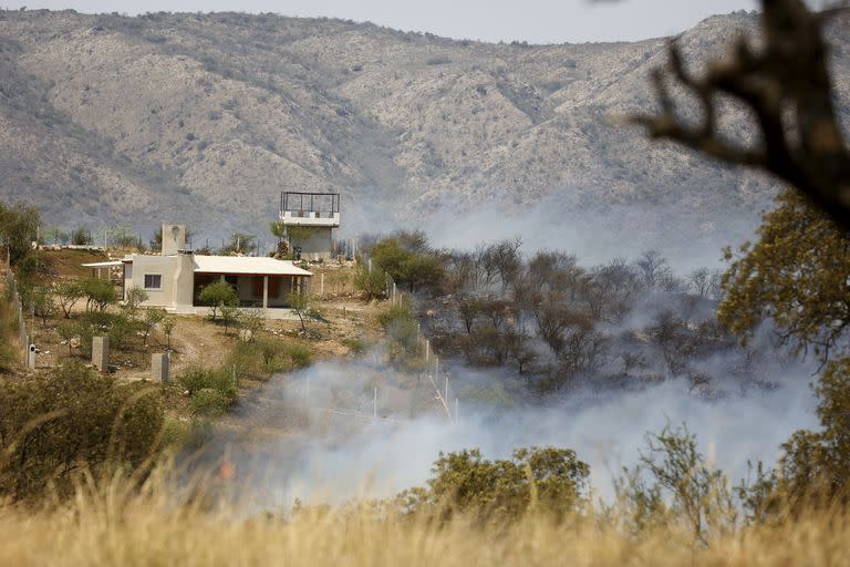 Los bomberos debieron evacuar varias viviendas en la zona