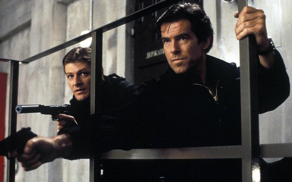 Sean Bean as Alec Trevelyan and Pierce Brosnan as James Bond in GoldenEye, 1995 - Alamy