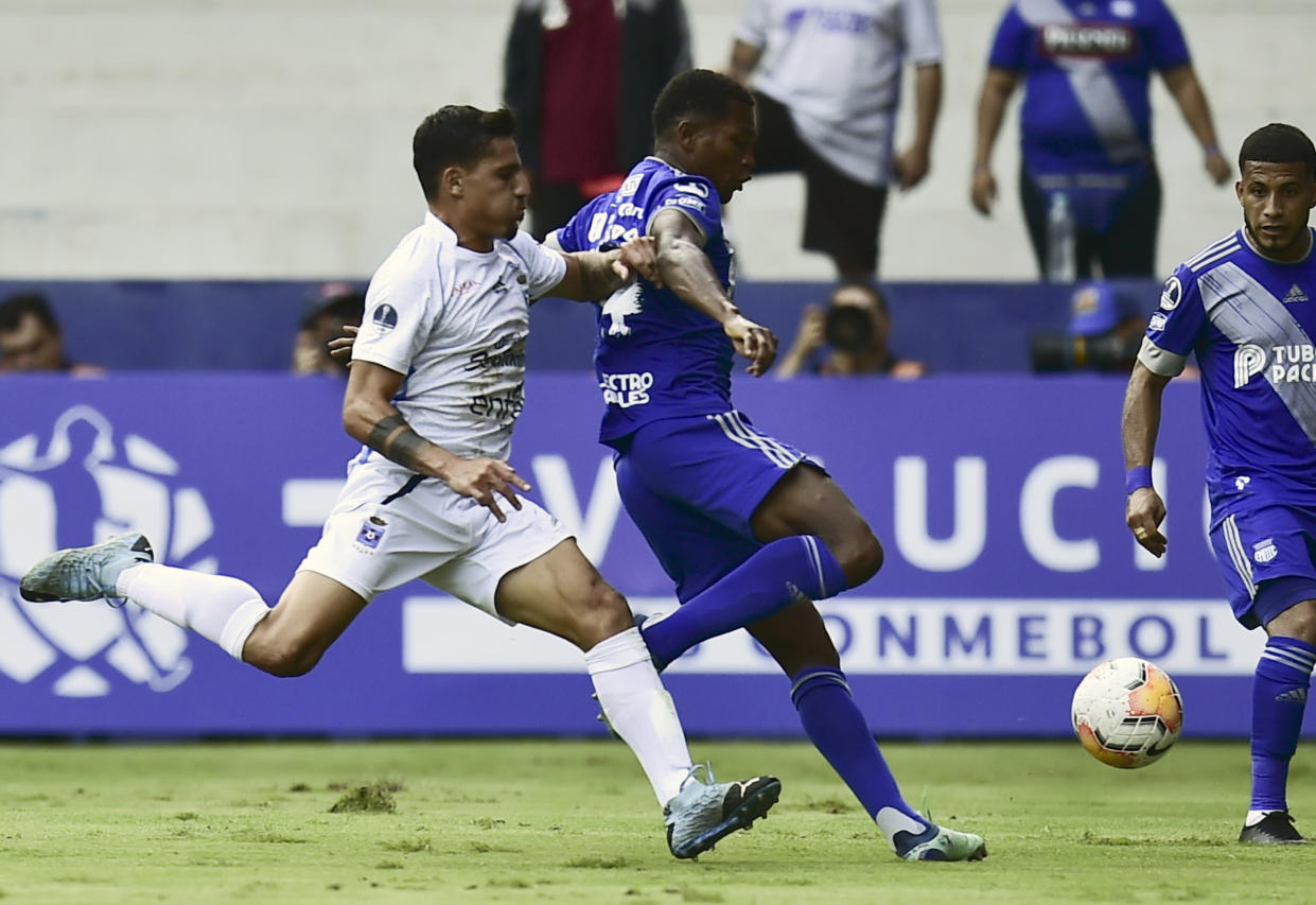 El jugador del Blooming de Bolivia José Arismendi compite por el balón con el jugador de Emelec de Ecuador, Romario Caicedo, durante un partido por la Copa Sudamericana en 2020. (Foto: RODRIGO BUENDIA/AFP a través de Getty Images)