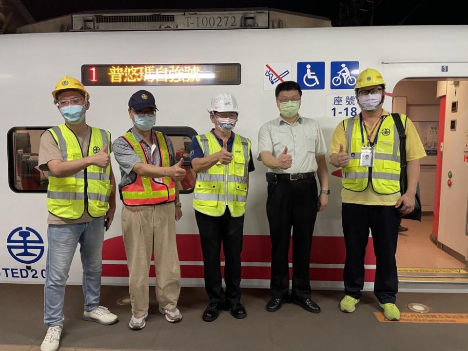 台鐵與高科大研發首套國造軌道臨時速度限制系統（ＴＳＲ）首次實車測試，過程順利成功。（台鐵局提供）