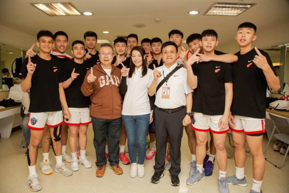 La finale du championnat HBL a commencé le 17 au soir et le maire Gao est venu encourager le lycée de Guangfu.  (Photo/photo prise par le journaliste Lin Zhaodong)