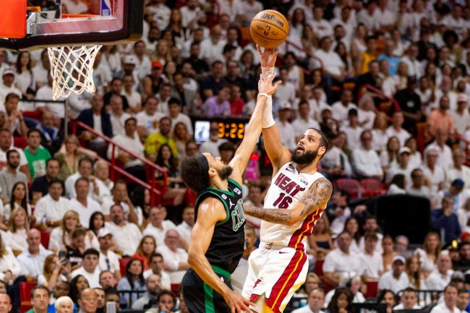 El jugador del Heat Caleb Martin tira al aro ante la marca de Derrick White, de los Celtics de Boston, en el tercer partido de las Finales del Este, celebrado el 21 de mayo de 2023 en Miami.