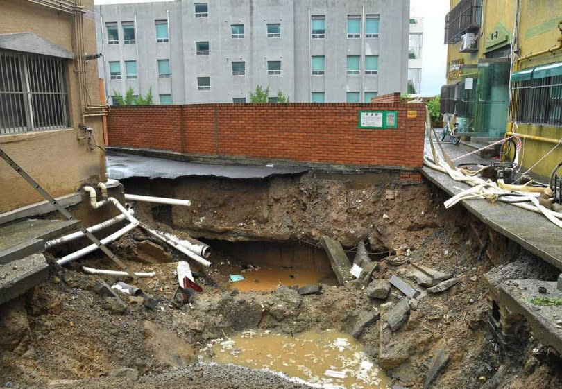 地基被掏空，一旁民宅也變得危險。（圖／翻攝自吳世勳IG）