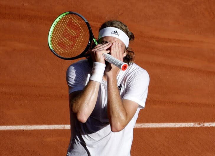 El tenista griego Stefanos Tsitsipas celebra tras derrotar al alemán Alexander Zverev para alcanzar la final del Abierto de Francia, Roland Garros, París, Francia