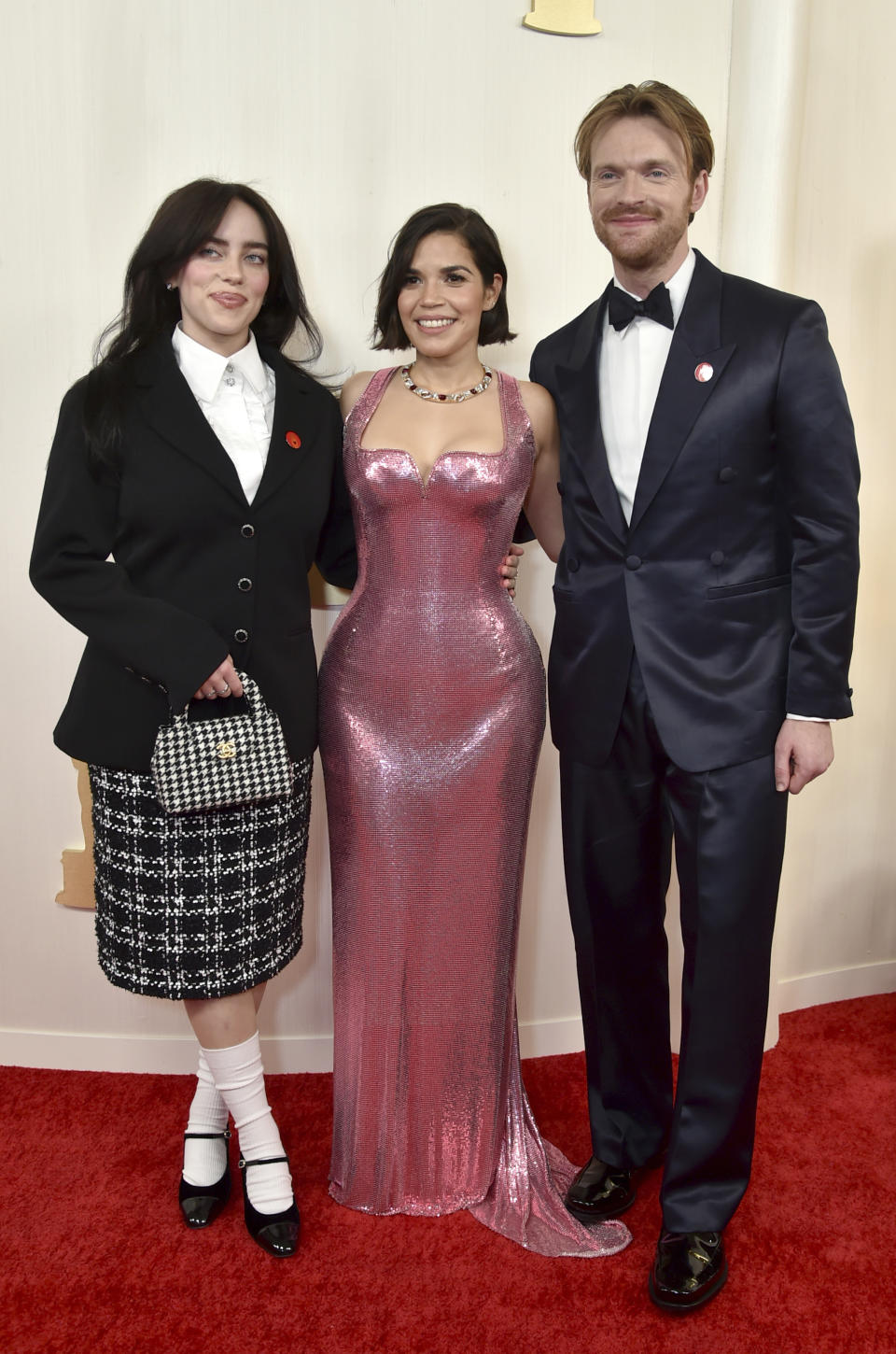 Billie Eilish, de izquierda a derecha, America Ferrera y Finneas O'Connell llegan a los Oscar el domingo 10 de marzo de 2024, en el Teatro Dolby en Los Ángeles. (Foto Richard Shotwell/Invision/AP)