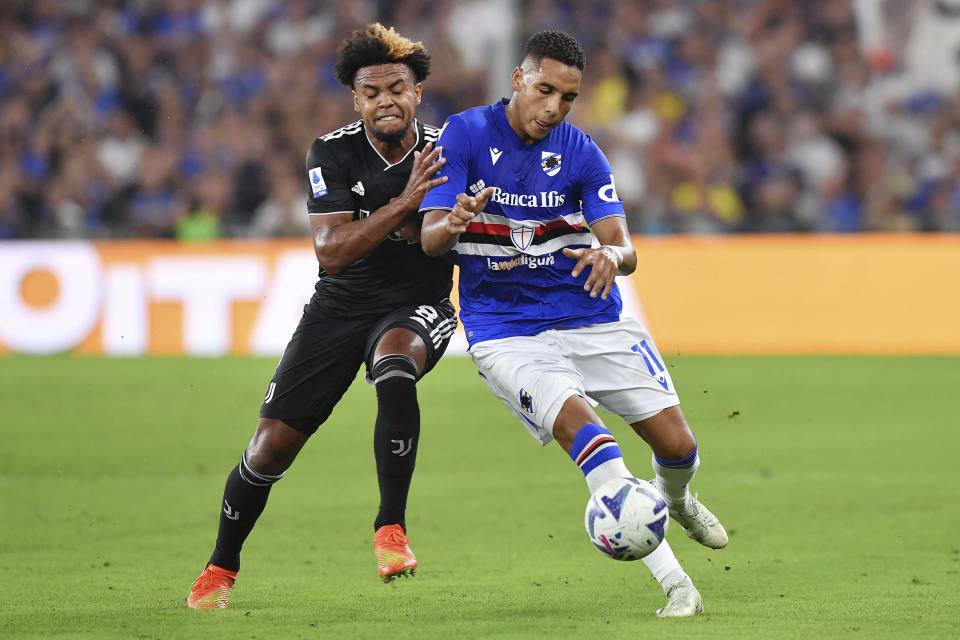 El alemán Abdelhamid Sabiri, del Sampdoria, derecha, y el estadounidense Weston McKennie, del Juventus, disputan el balón durante un partido en el estadio Luigi Ferraris, en Génova, Italia,el lunes 22 de agosto de 2022. (Tano Pecoraro/LaPresse vía AP)