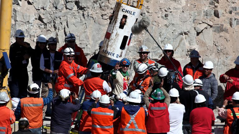 Carlos Barrios, uno de los mineros chilenos que estuvieron 70 días encerrados en la mina San José, es rescatado el 13 de octubre de 2010