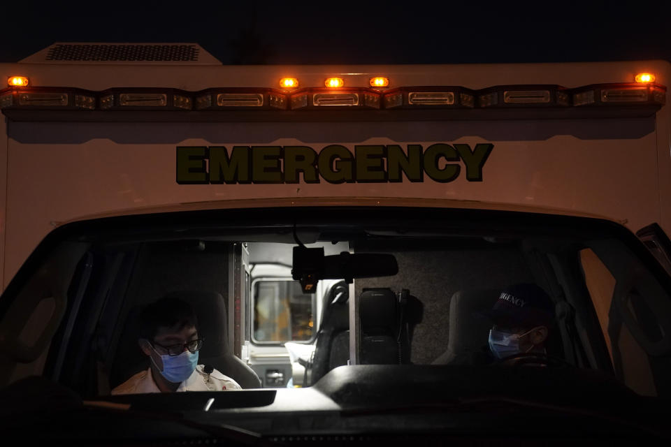 Joshua Hammond (derecha), paramédico de 25 años, forma parte de este equipo que trabaja para Emergency Ambulance Service Inc., una empresa privada de ambulancias del sur de California. En la imagen, con Hoang, estudiante de enfermería de 29 años. (Foto: Jae C. Hong / AP).