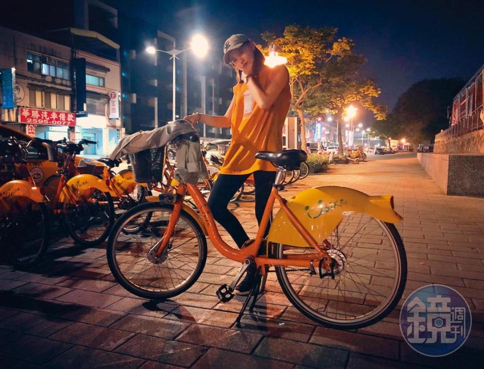 梁以辰很少搭計程車，平日會租借Ubike單車或wemo機車代步，節省交通支出。（翻攝梁以辰IG）