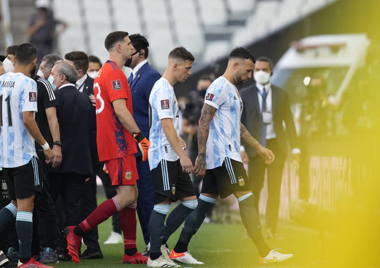 Los jugadores de Argentina se retiran de la cancha durante el primer tiempo del partido contra Brasil por las eliminatorias de la Copa Mundial, el domingo 5 de septiembre de 2021, en Sao Paulo.