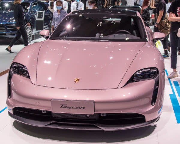 Der Porsche Taycan in "Frozen Berry"