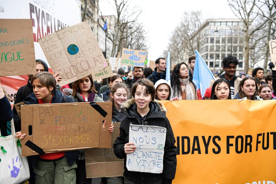 Mouvement international de grève étudiante lancé par la jeune suédoise Greta Thunberg en 2018, Fridays For Future a provoqué, en France, la naissance du mouvement Youth For Climate. <a href="https://www.shutterstock.com/fr/image-photo/demonstrators-hold-placards-during-demonstration-climate-2283230231" rel="nofollow noopener" target="_blank" data-ylk="slk:Victor Velter/Shutterstock;elm:context_link;itc:0;sec:content-canvas" class="link ">Victor Velter/Shutterstock</a>