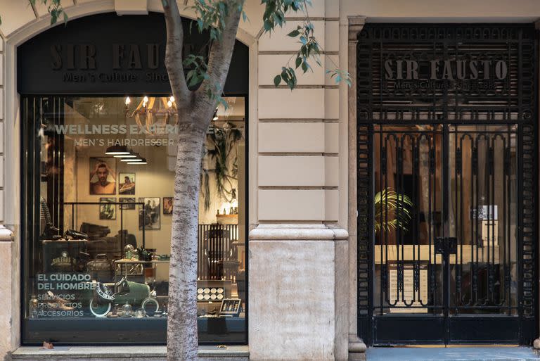 Sir Fausto puso en marcha un ecosistema que incluye cuatro barberías en Buenos Aires, una marca de indumentaria y una propuesta de coctelería