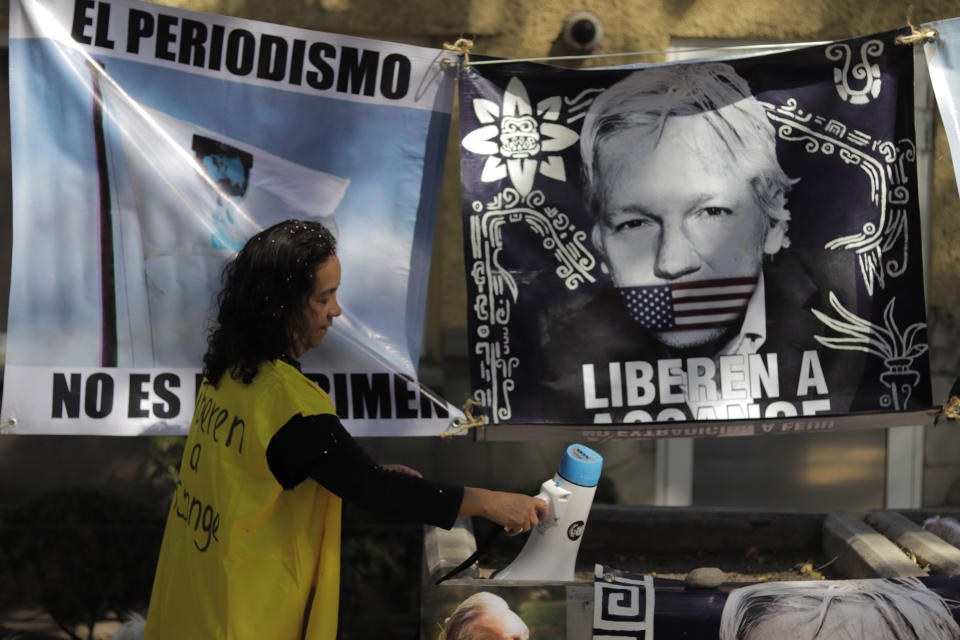Activists In Mexico Support Julian Assange