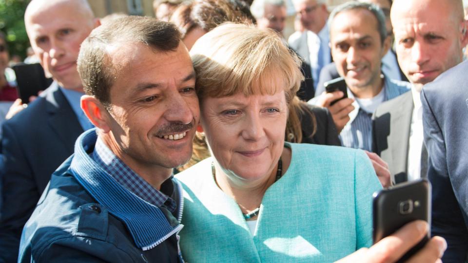 Selfie mit Flüchtling: Dieses Foto von  Bundeskanzlerin Merkel ging um die Welt. Foto: Bernd von Jutrczenka
